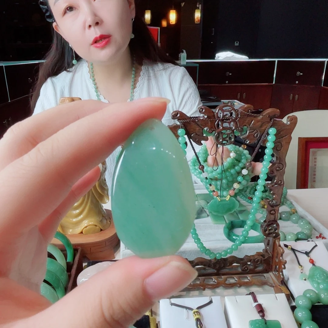 颈饰未镶嵌密玉（石英质玉）
