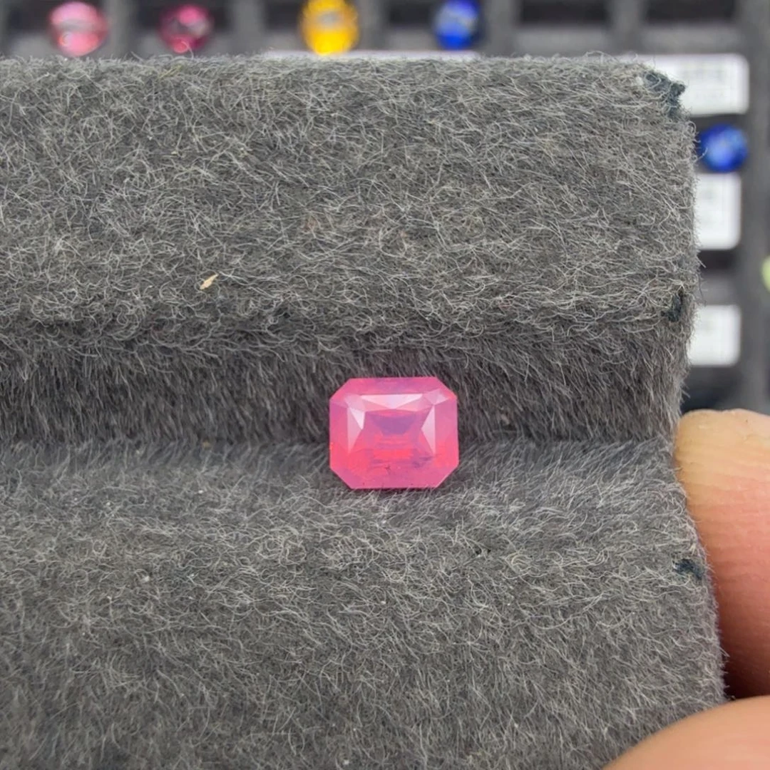 蓝宝石裸石0.73克拉马亨盖