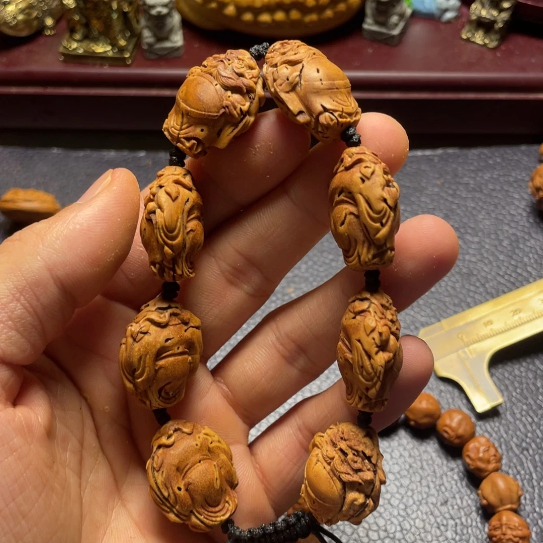 大桃核雕刻战立钟馗