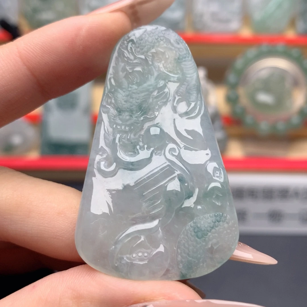 翡翠未镶嵌颈饰龙