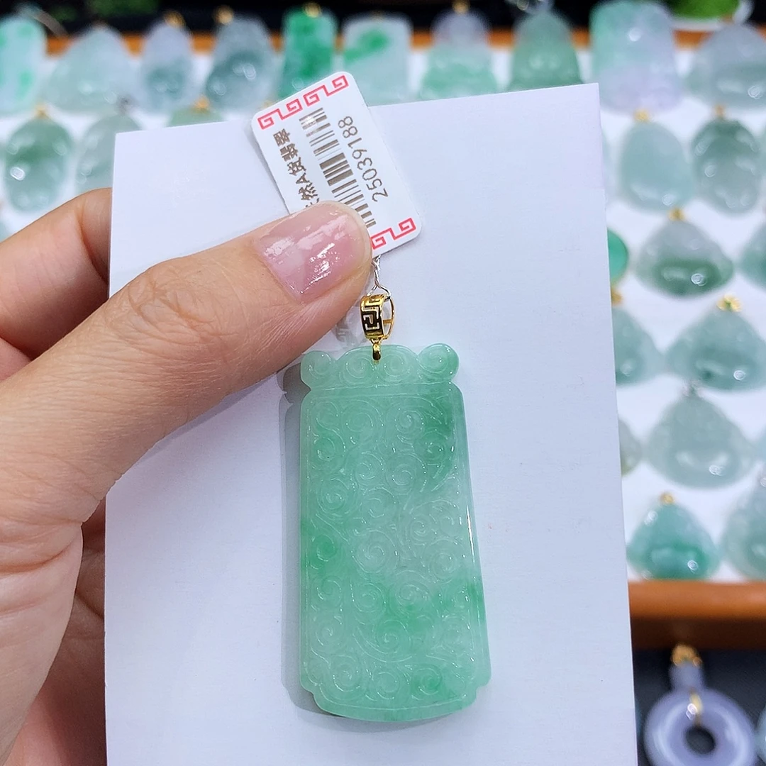 翡翠18K金镶嵌颈饰翡翠吊坠