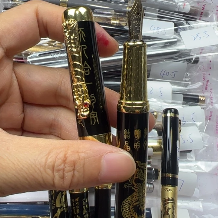 骆托掉了一颗水钻