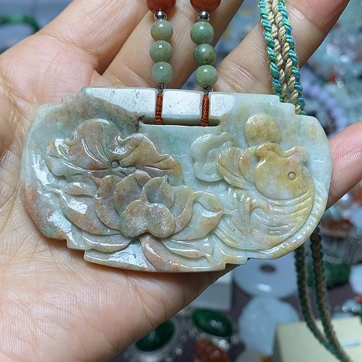 翡翠未镶嵌吊坠(赠链)