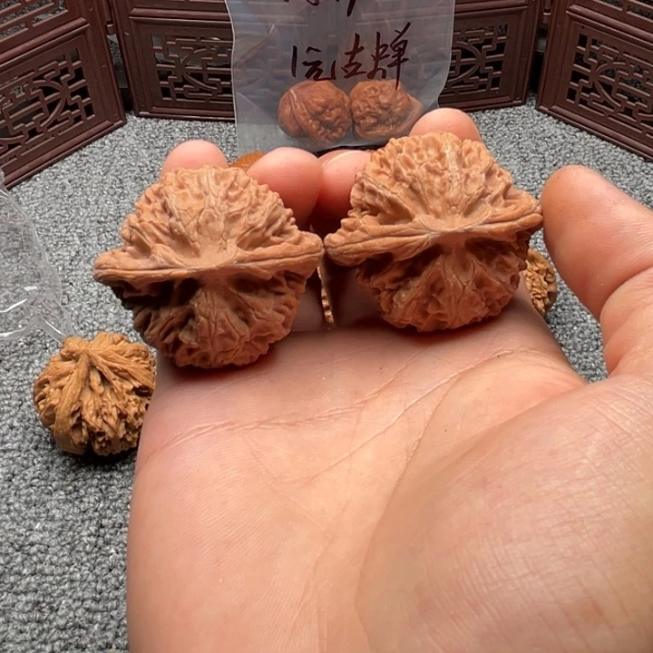 精品文玩核桃宫灯一对43