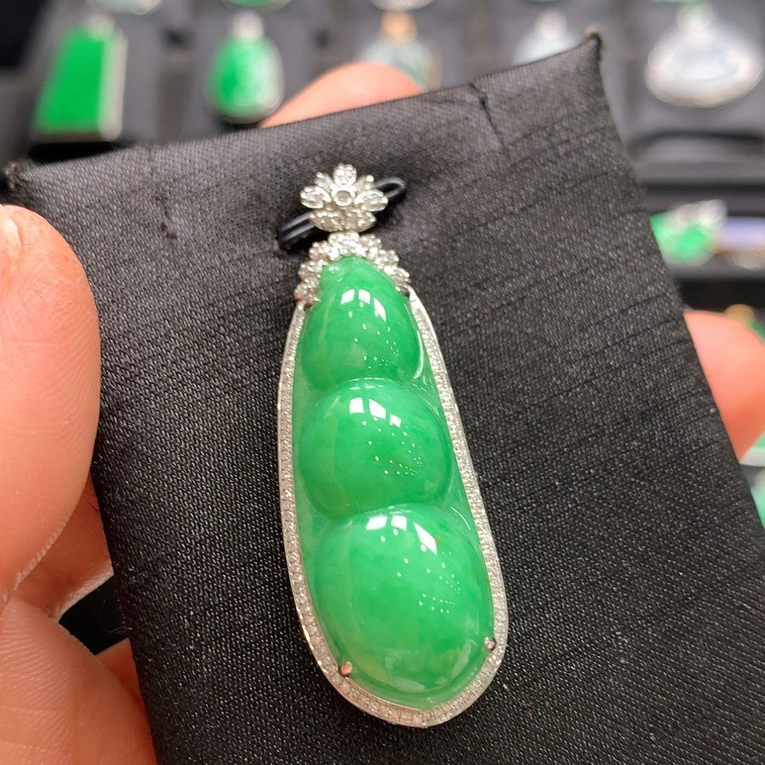 翡翠18K金镶嵌颈饰福豆