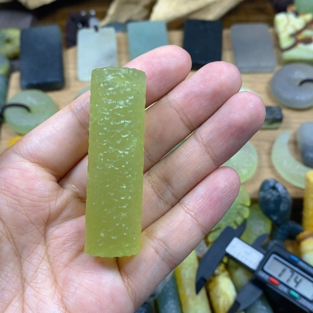 蛇纹石玉未镶嵌颈饰腾****心