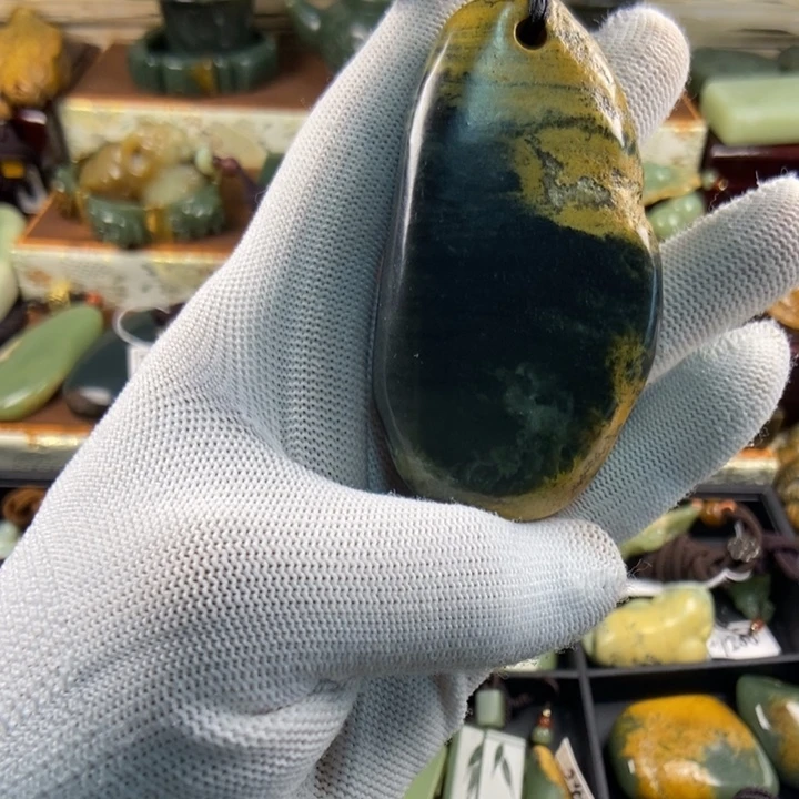 岫岩河磨玉（透闪石质玉）未镶嵌把件