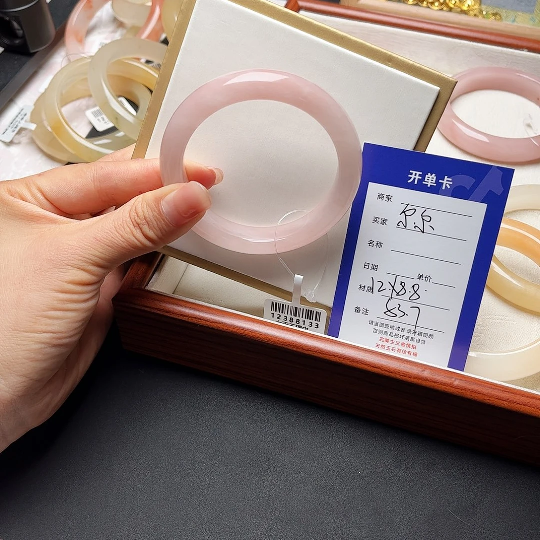 尔***。石英质玉未镶嵌手镯