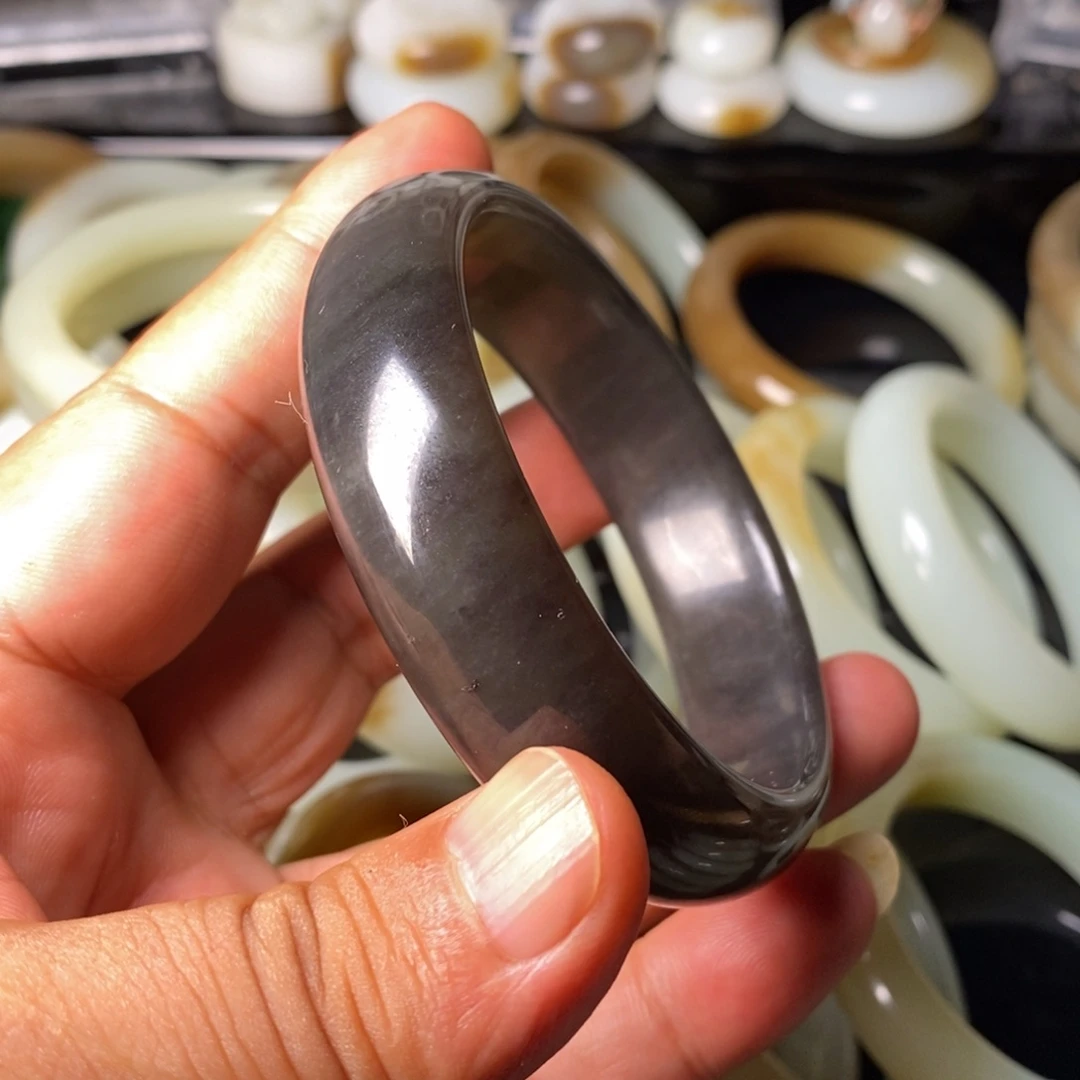 奶***士未镶嵌手镯和田玉