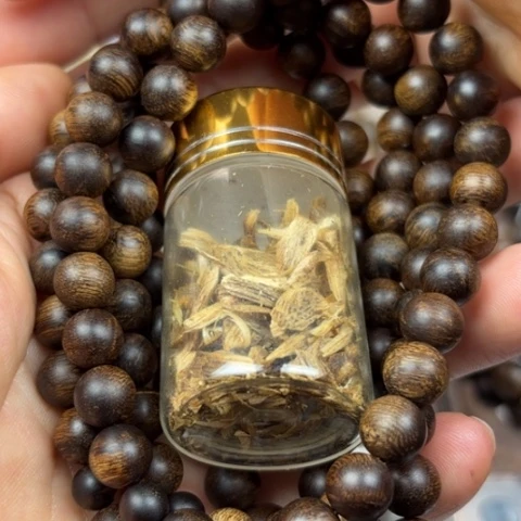沉香碎屑沉香这*白棋瘤疤