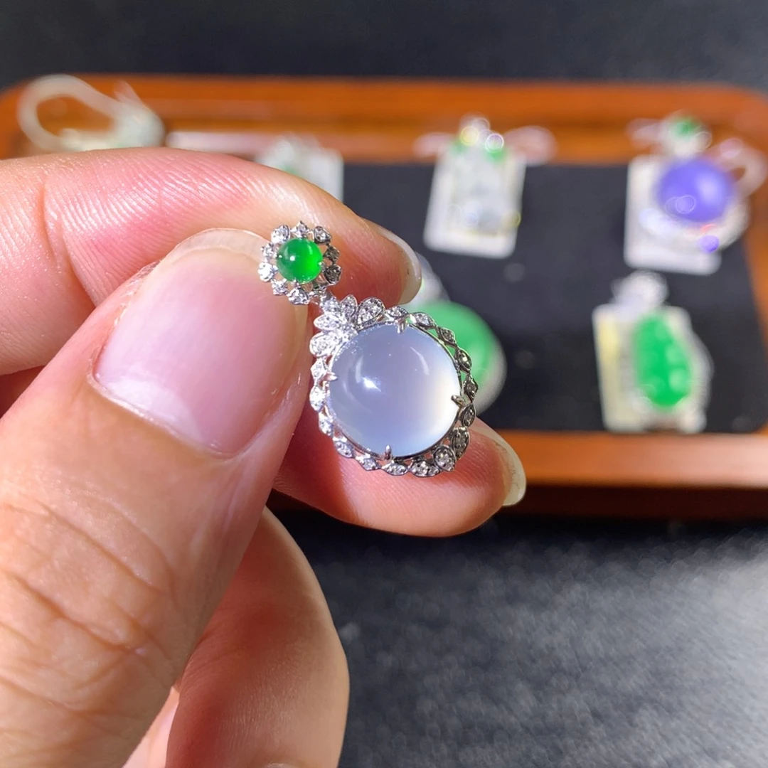 颈饰18K金镶嵌翡翠翡翠