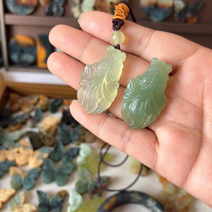 朱***语蛇纹石玉未镶嵌颈饰