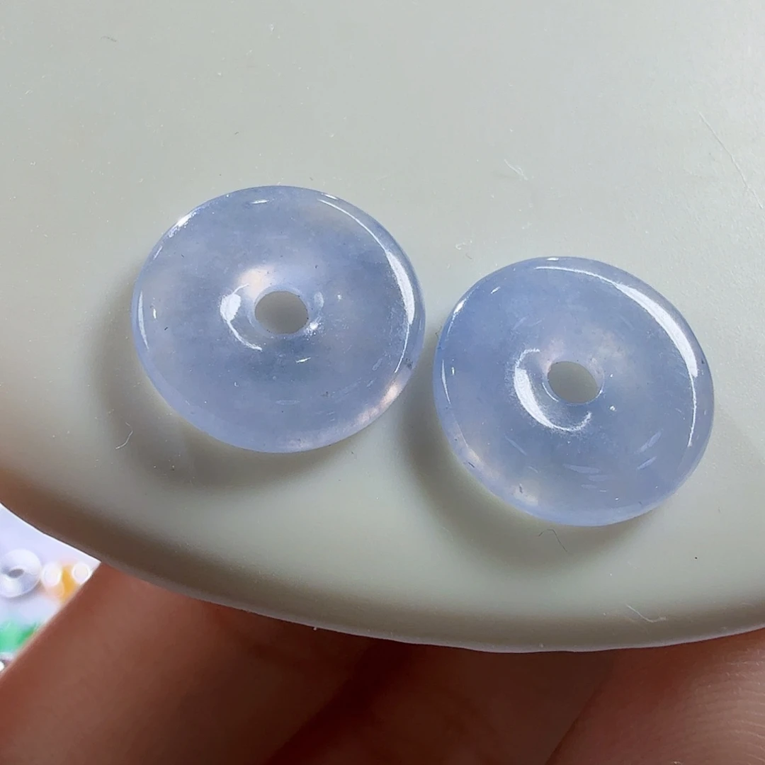 翡翠未镶嵌颈饰一对