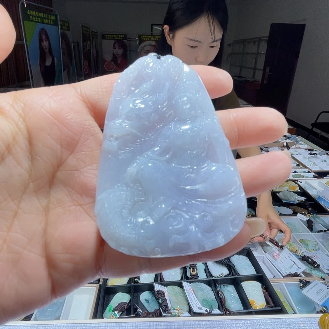 翡翠未镶嵌颈饰一个