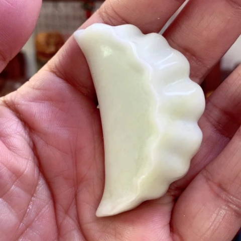 蛇纹石玉颈饰未镶嵌