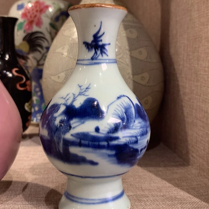 摆件青花山水瓶子