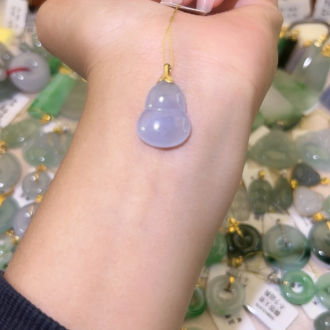 翡翠18K金镶嵌颈饰葫芦