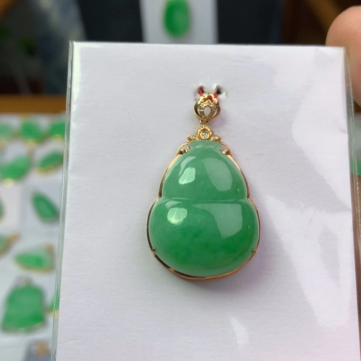 翡翠18K金镶嵌颈饰