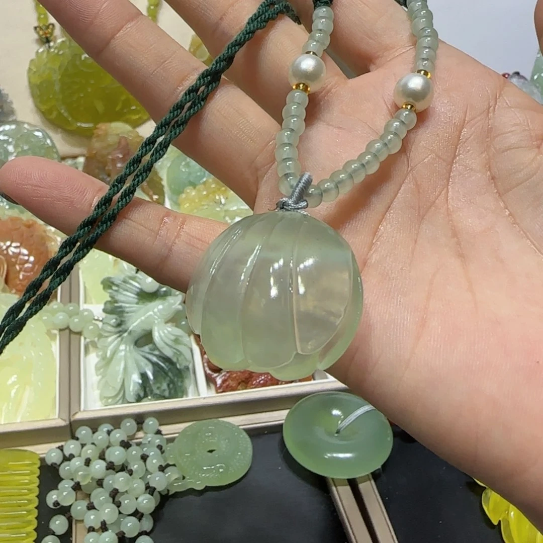 未镶嵌蛇纹石玉吊坠