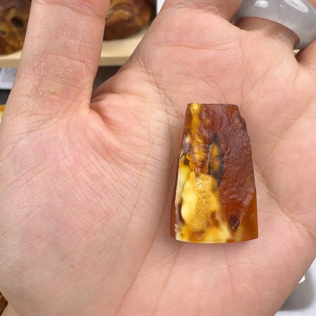 琥珀未镶嵌耳饰4.5克