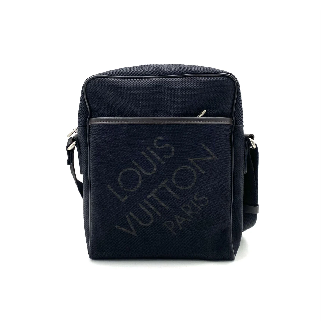 95新 LouisVuitton/路易威登 黑色帆布陆军系列斜挎包 20/26 男士
