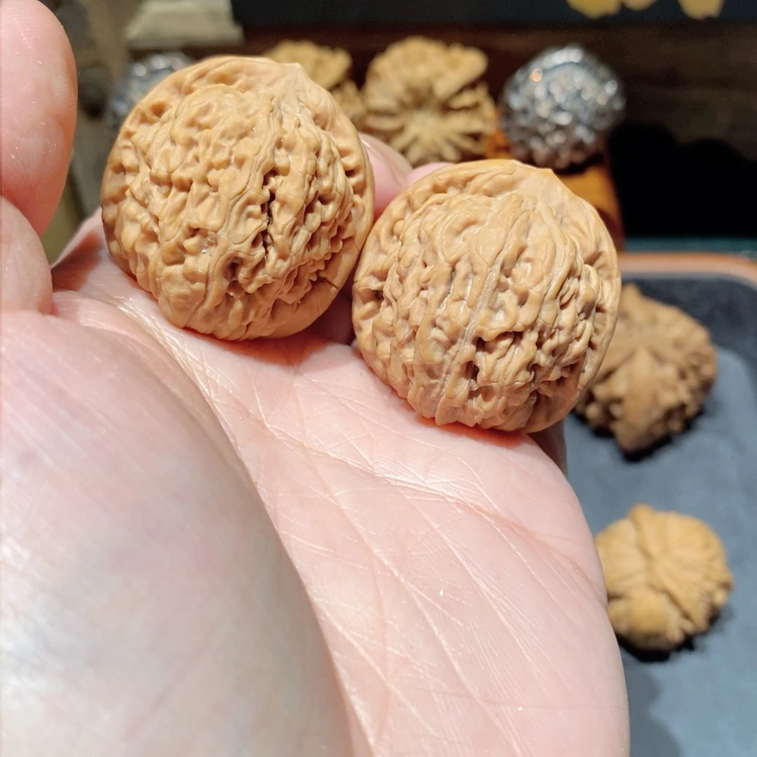 文玩核桃吊坠莲花