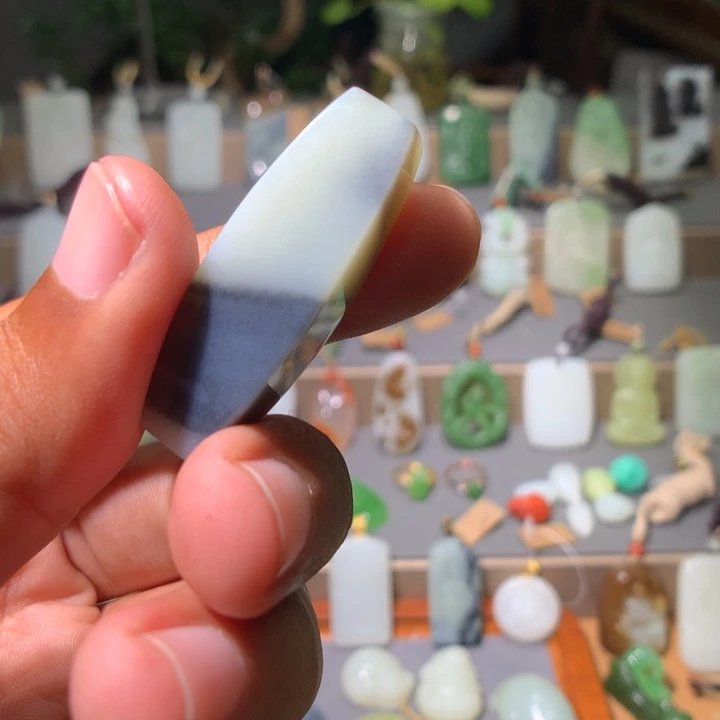 花***溪和田玉未镶嵌颈饰