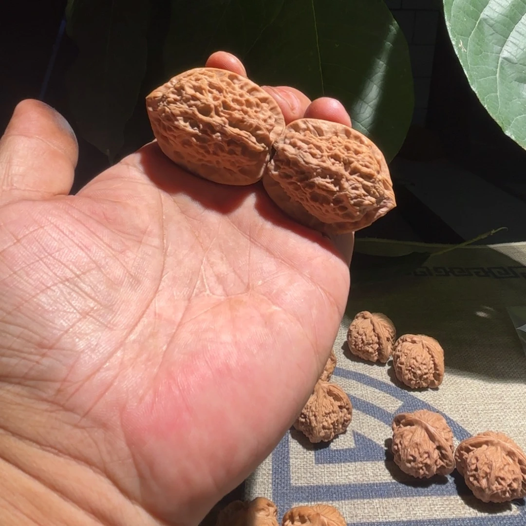 无***态把件文玩核桃鸡心