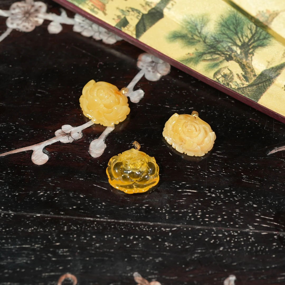 1.1香港王老板-蜜蜡镶嵌吊坠多样性发一a1802