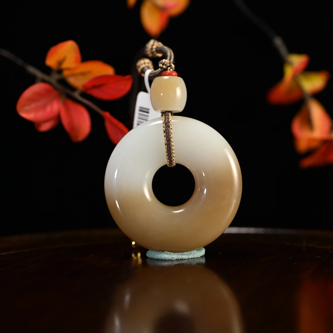 Lot 8821 2512080064和田玉且末糖平安扣挂件/保利