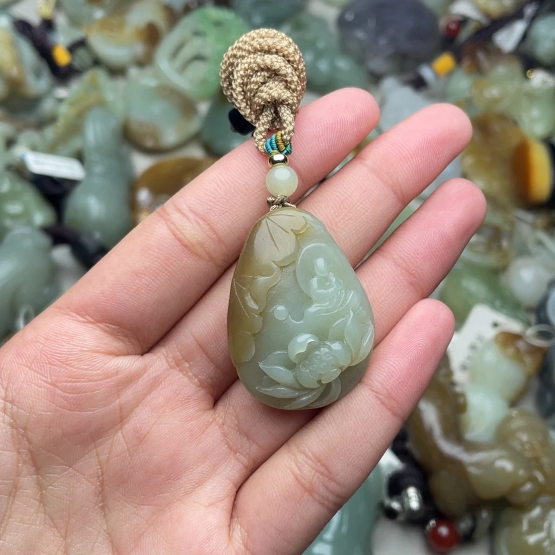 汤***）和田玉未镶嵌颈饰