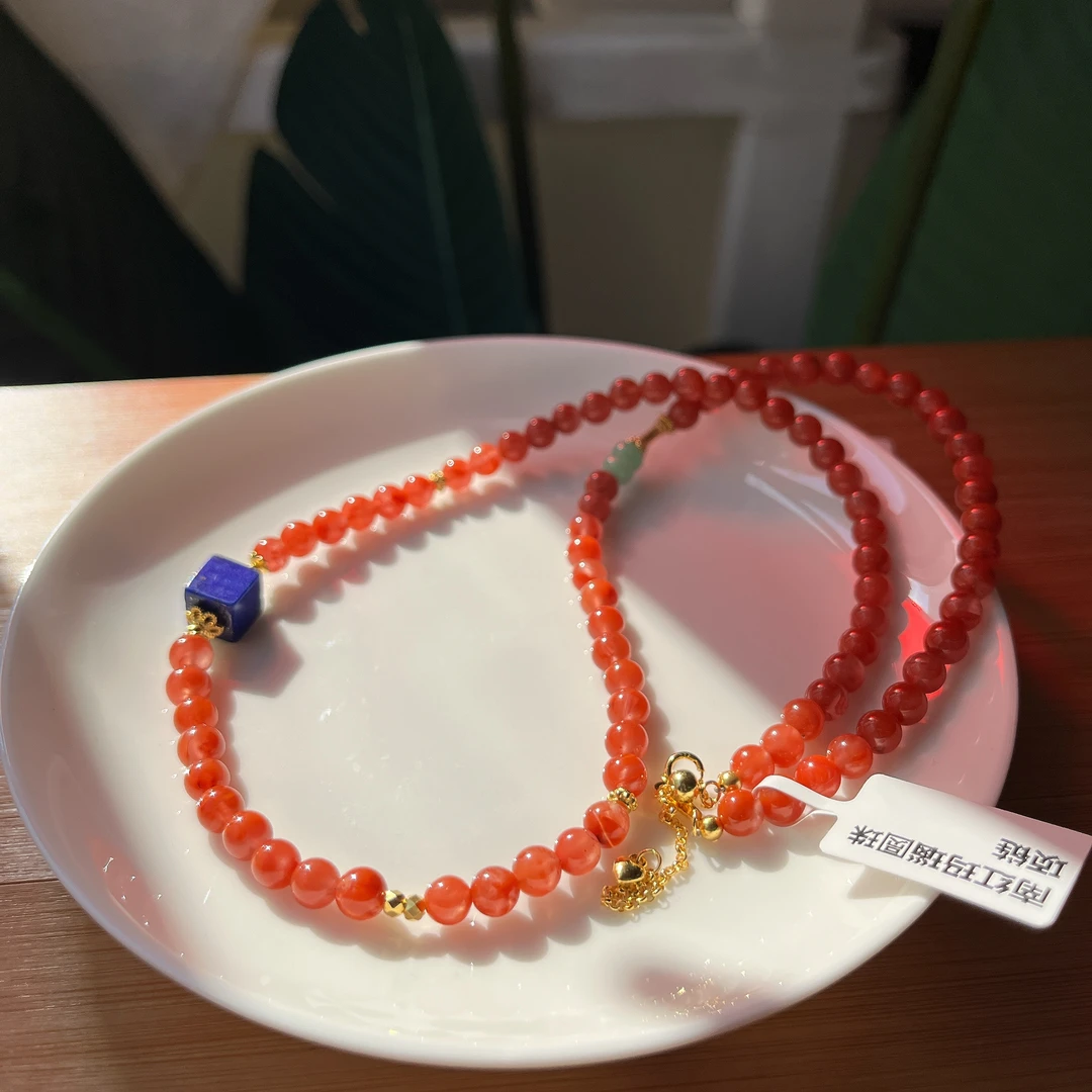 【郭老师】约6mm南红玛瑙圆珠搭青金方糖2粒翡翠算盘珠项链总长56cm
