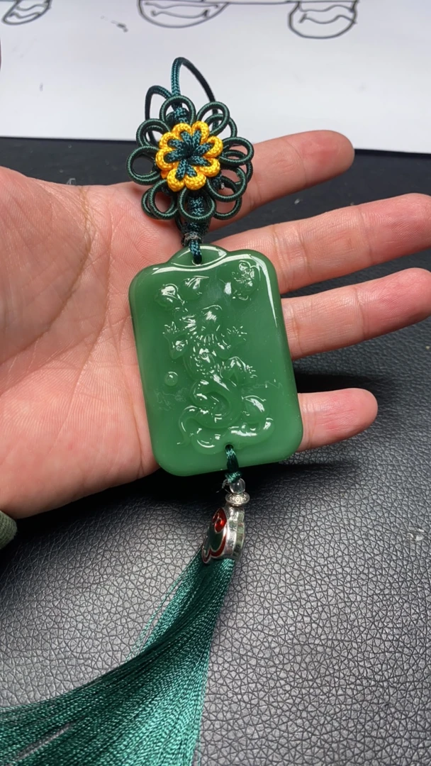 B528 碧绿地龙牌吊饰