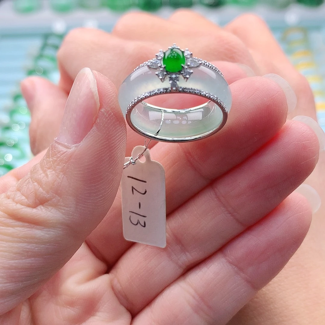 18K金镶嵌戒指翡翠M****eA货缅甸翡翠