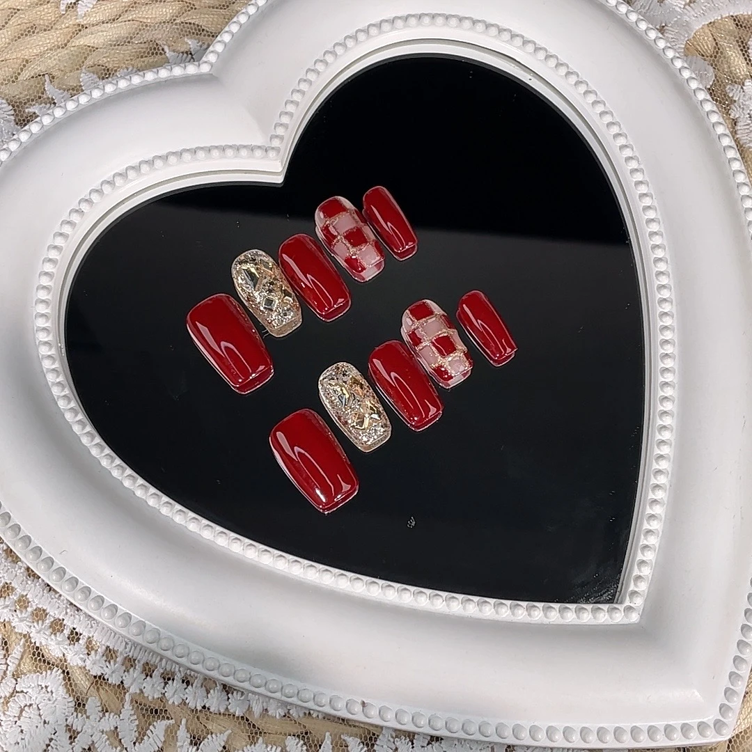 【棋盘格】气质显白秋冬款复古酒红棋盘格亮片贴钻穿戴甲纯手工美甲