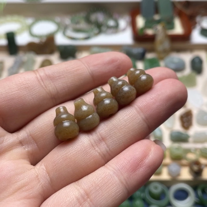 颈饰未镶嵌和田玉一个