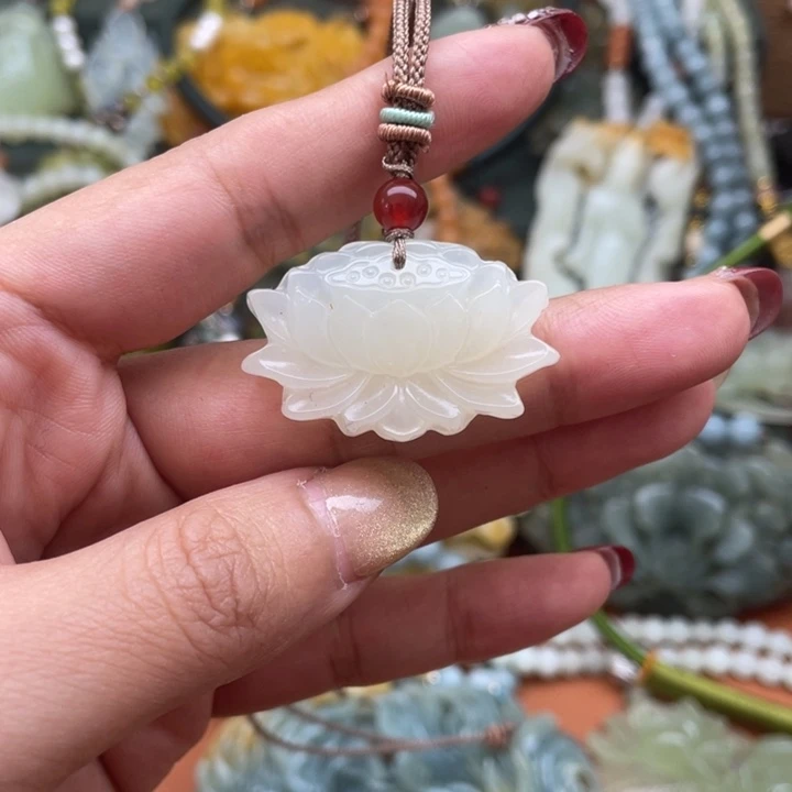 蛇纹石玉吊坠合金