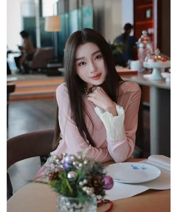 法式内搭女款爆款2025新款洋气显瘦长袖气质时尚收腰小众粉色T恤