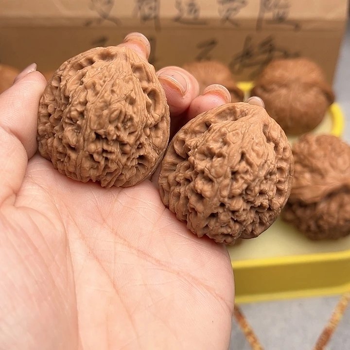 文玩核桃把件35南疆石。浮黄