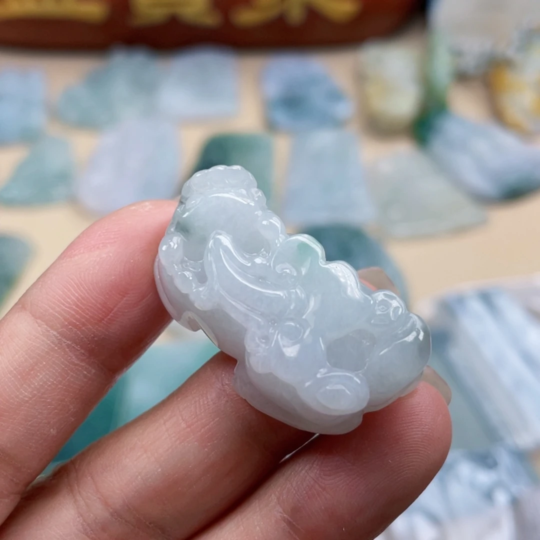 翡翠未镶嵌颈饰貔貅