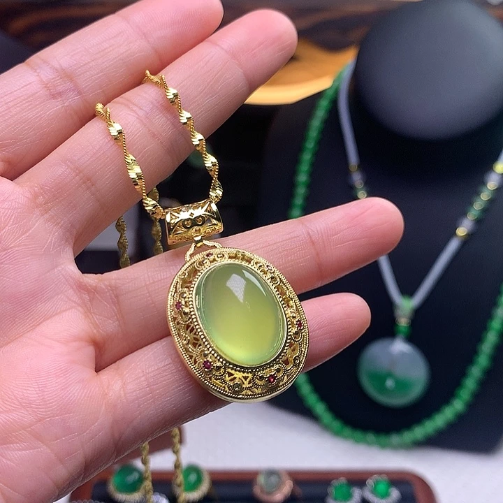 翡翠吊坠(赠链)未镶嵌