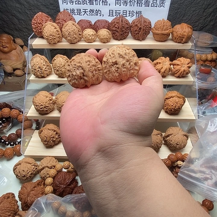 文玩核桃吊坠白狮子