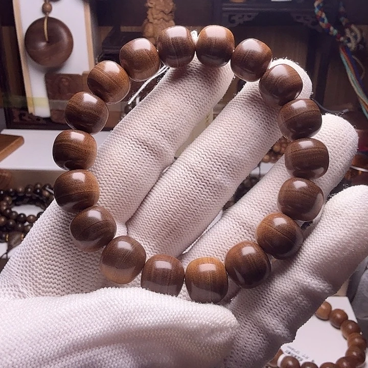 魏***杰木质类黑肉横纹，沉水，奶香浓郁。