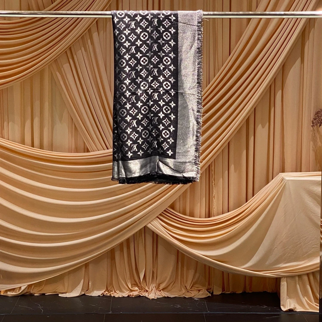 95新 LouisVuitton/路易威登 Louis Vuitton黑色老花围巾/32612