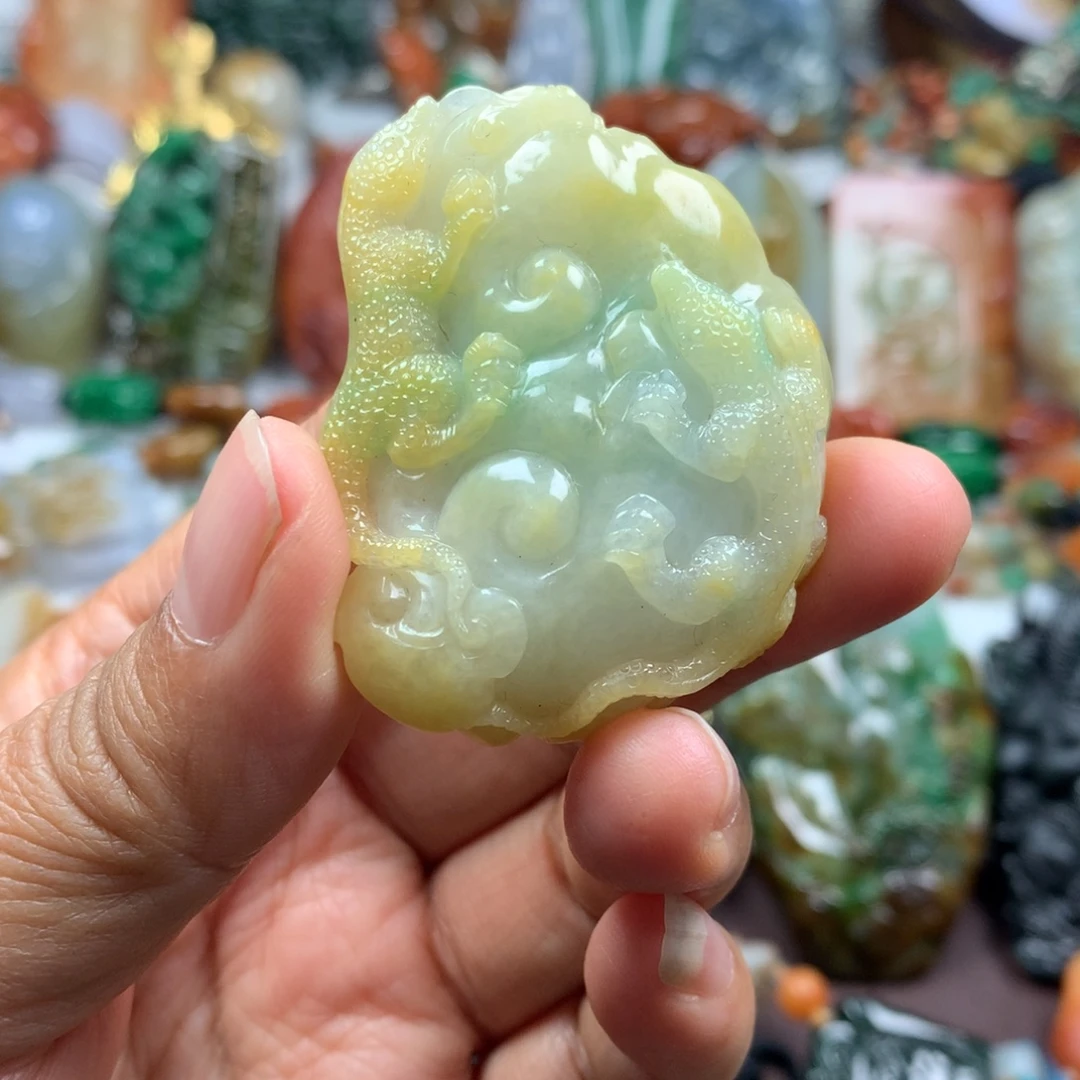 大***牛翡翠未镶嵌颈饰挂件