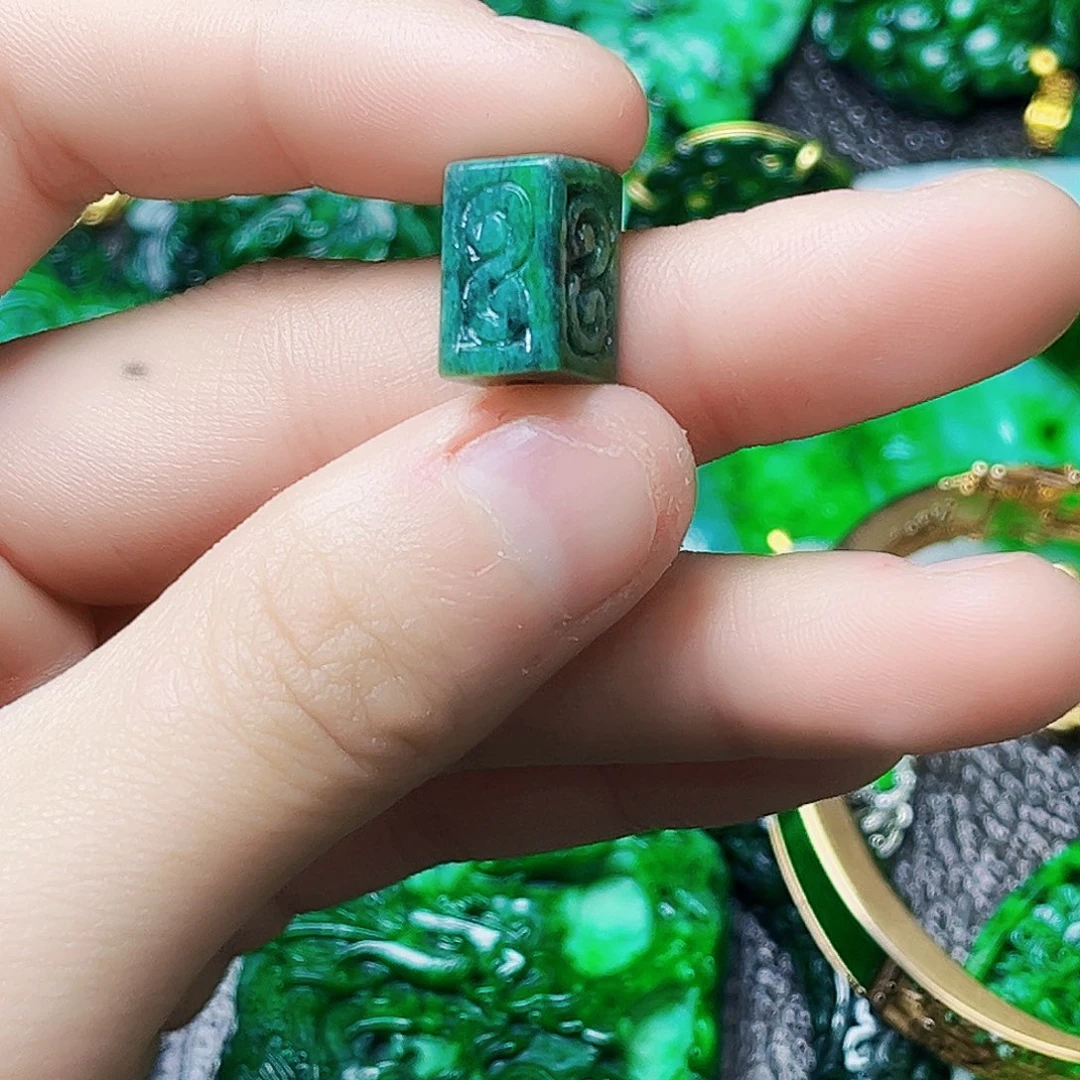 颈饰未镶嵌翡翠多样性