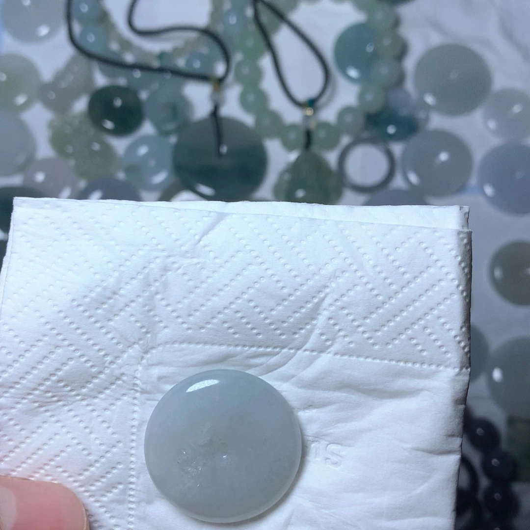 翡翠未镶嵌颈饰李**书