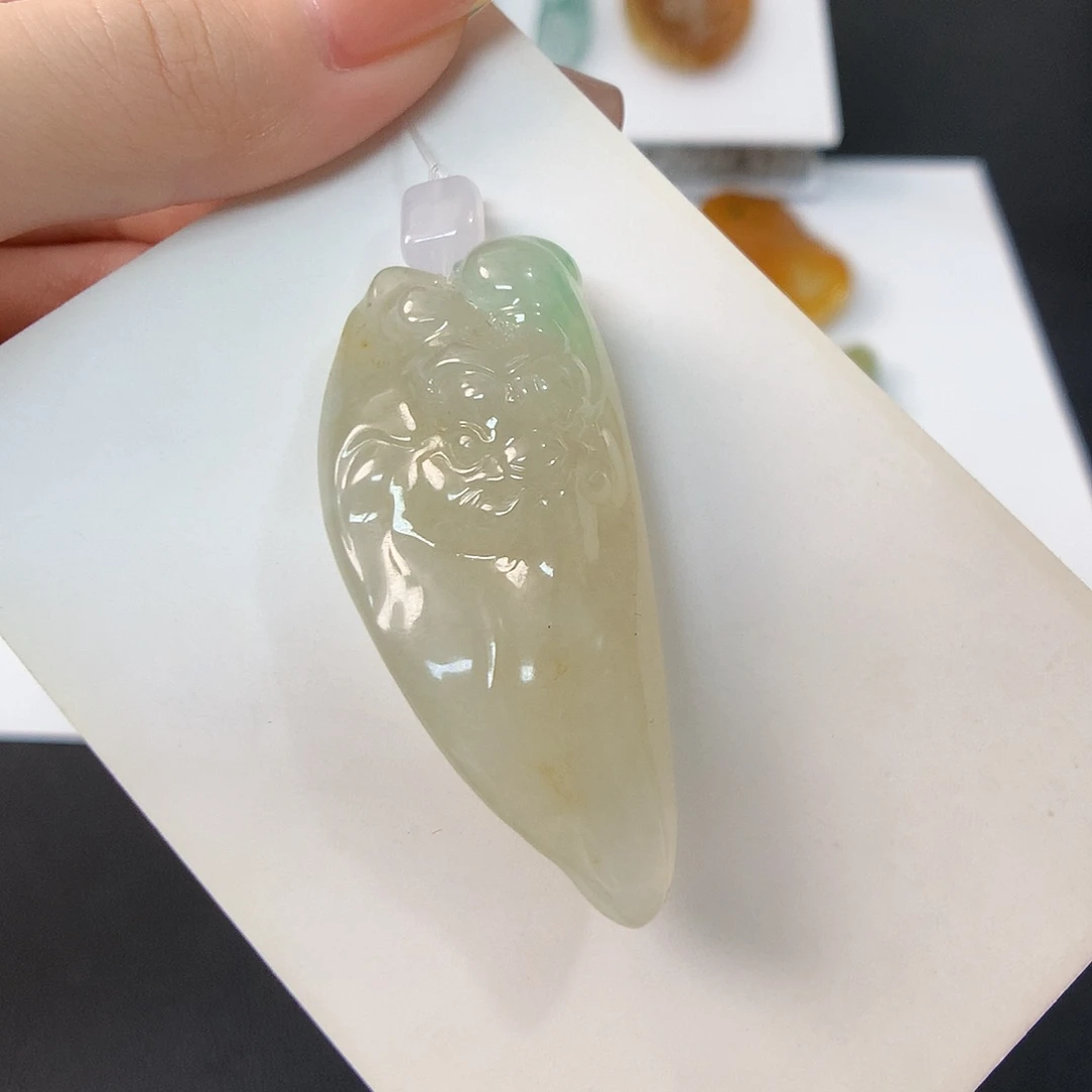 翡翠未镶嵌颈饰六牙神象