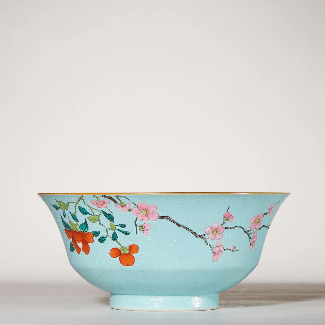 4197清乾隆·蓝底轧道粉彩花卉纹碗【古董拍卖】