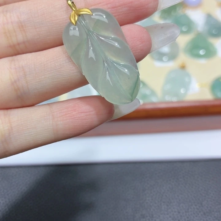 颈饰18K金镶嵌翡翠